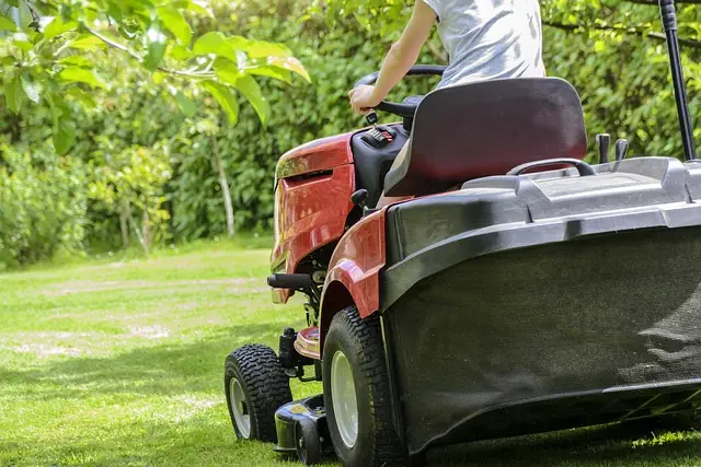 lawn-care-640x480-3065826.jpeg